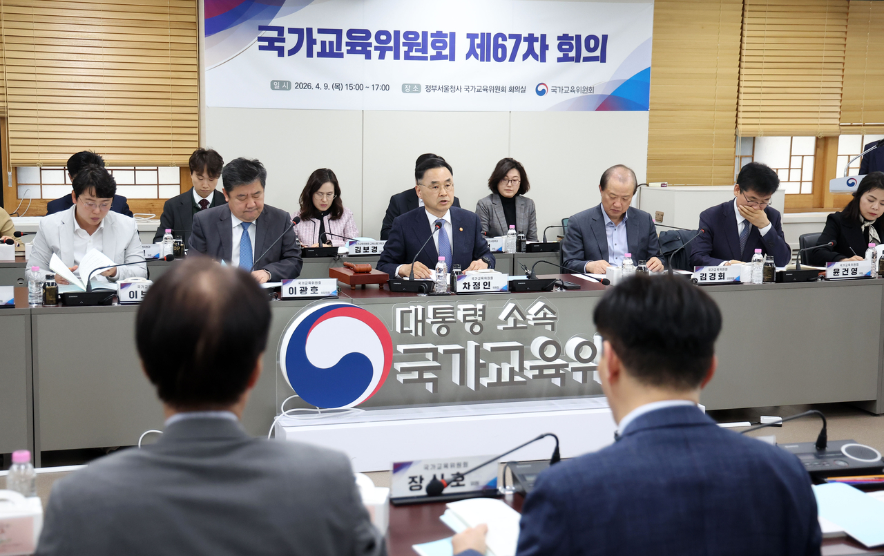 Cha Jeong-in (center), chairperson of the National Educaiton Commission speaks on Thursday during a meeting held at the Seoul Government Complex in Jung-gu, Seoul. (Newsis)