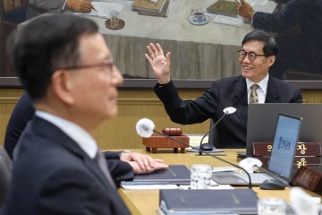 이창용 한국은행 총재가 10일 서울 중구 한국은행 본관에서 금융통화위원회 본회의를 주재하면서 밝게 웃고 있다. 이 총재의 임기(4월 20일) 전 마지막 통화정책방향 회의가 된 이번 회의에서 한은 금통위는 기준금리를 연 2.50%로 유지했다. [사진공동취재단]