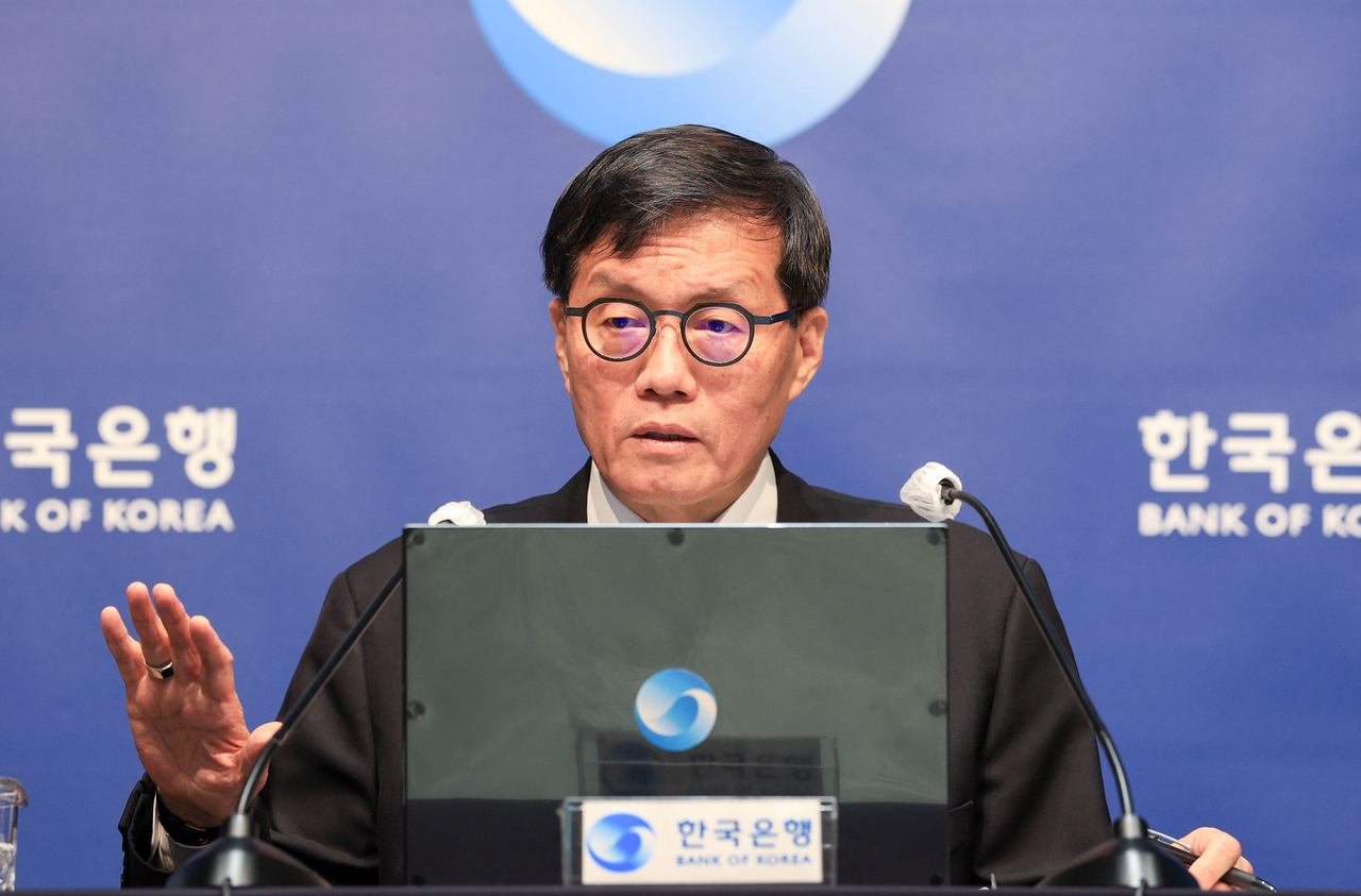 Bank of Korea Gov. Rhee Chang-yong speaks at a press conference held shortly after a rate-setting meeting at the central bank in Seoul, Friday. (Joint Press Corps.)