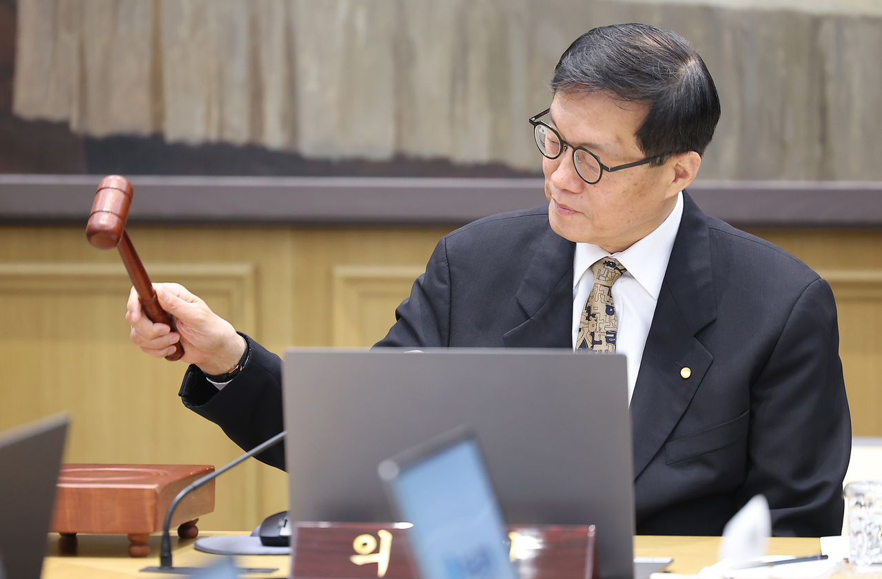 Bank of Korea Gov. Rhee Chang-yong bangs the gavel to open a Monetary Policy Board meeting at the central bank in Seoul, Friday. (Joint Press Corps.)