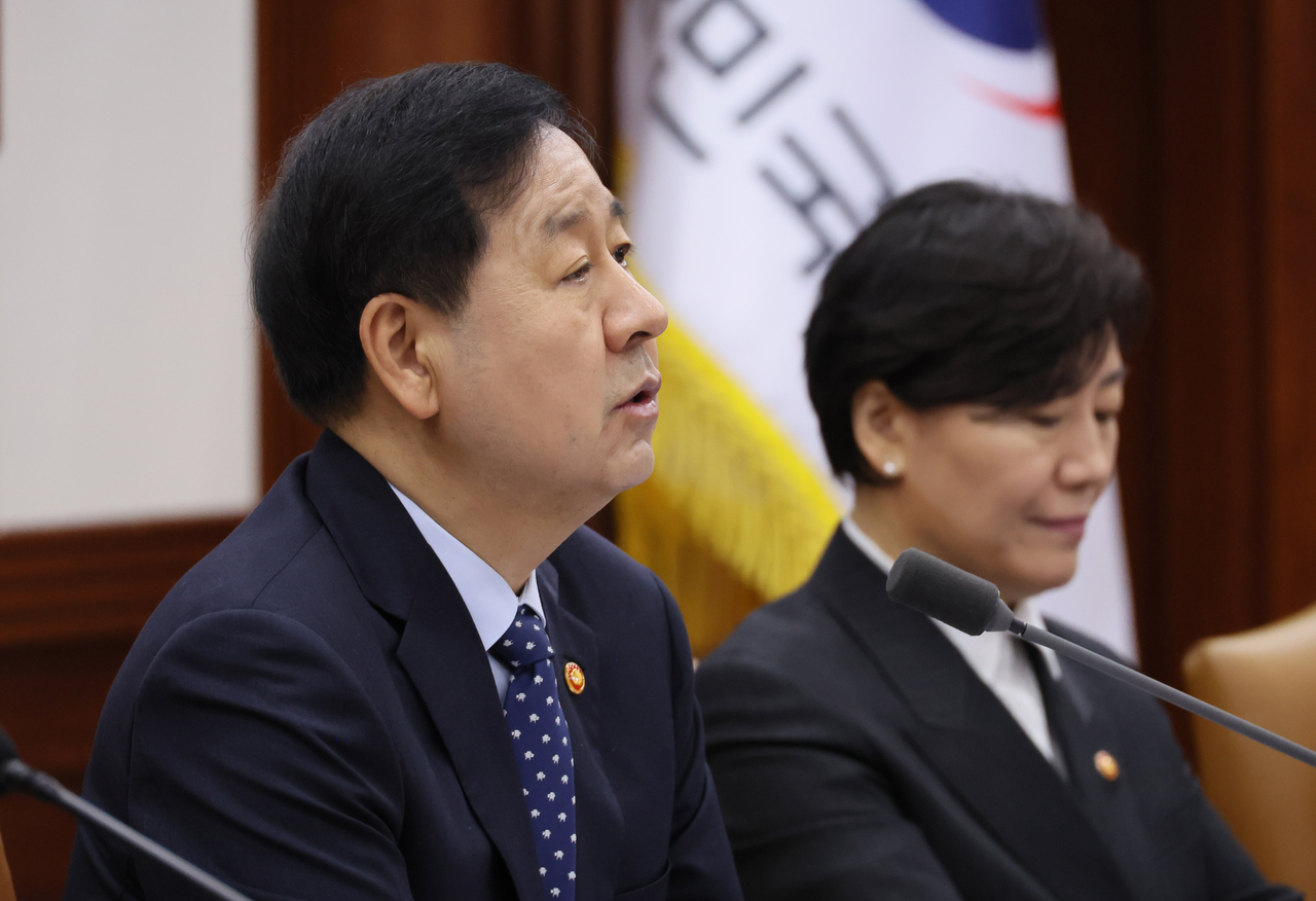 Finance Minister Koo Yun-cheol speaks during an emergency economy ministers' meeting at the government complex in Seoul on Friday. (Yonhap)