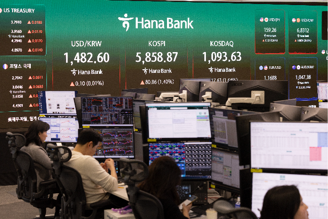 An electronic board at Hana Bank’s dealing room in central Seoul shows the Kospi, Kosdaq and the won against the dollar at the close of trading, Friday. (Newsis)