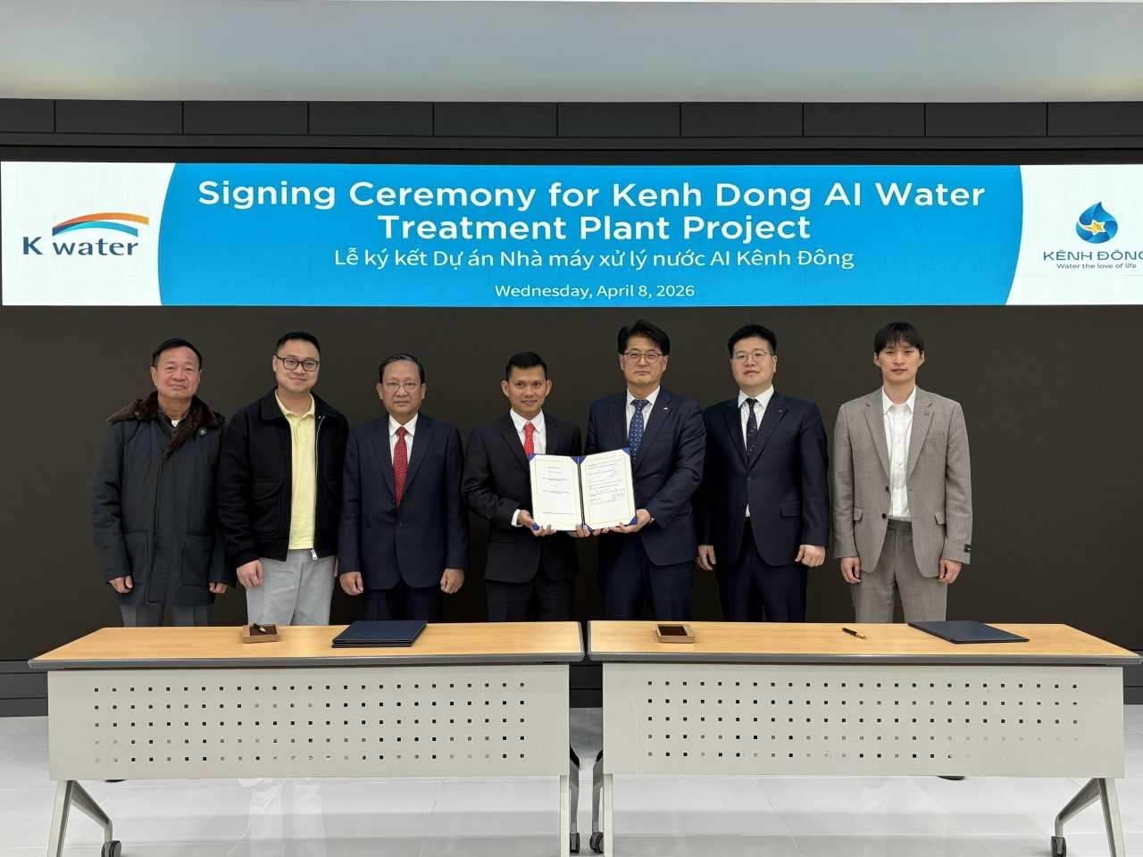 Cho Yong-deok, head of global business at K-water (third from right), Kenh Dong JSC CEO Pham Phu Quy (center), and other officials pose for a photo after signing a technology export contract at the Korean agency’s Hwaseong office in Gyeonggi Province on April 8. (K-water)