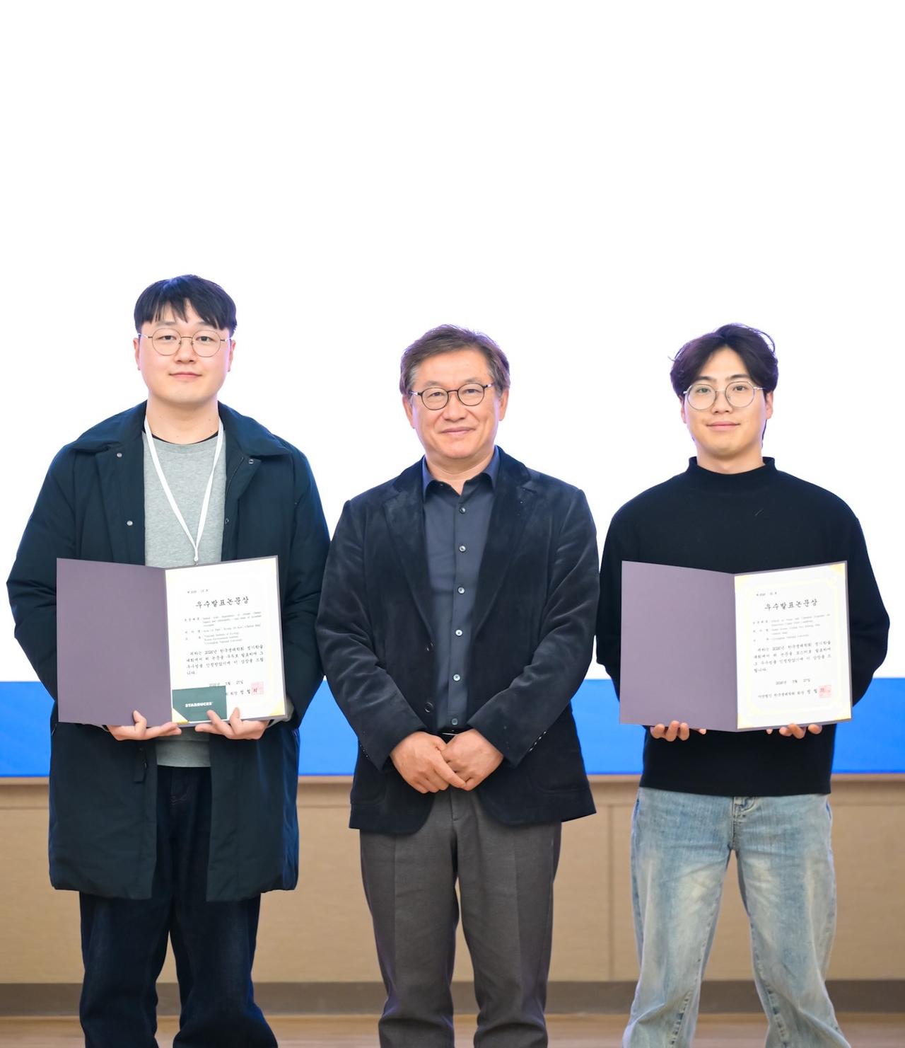 박선욱 학생(왼쪽부터), 정철의 교수, 권순호 학생.[국립경국대 제공]
