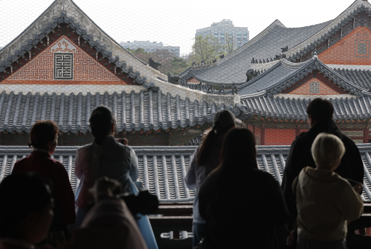 Visitors look around the Gyeongbokgung Palace in Seoul on April 1. (Yonhap)