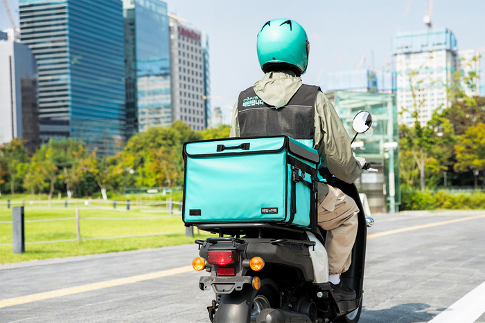 A Baemin delivery worker (Woowa Brothers)