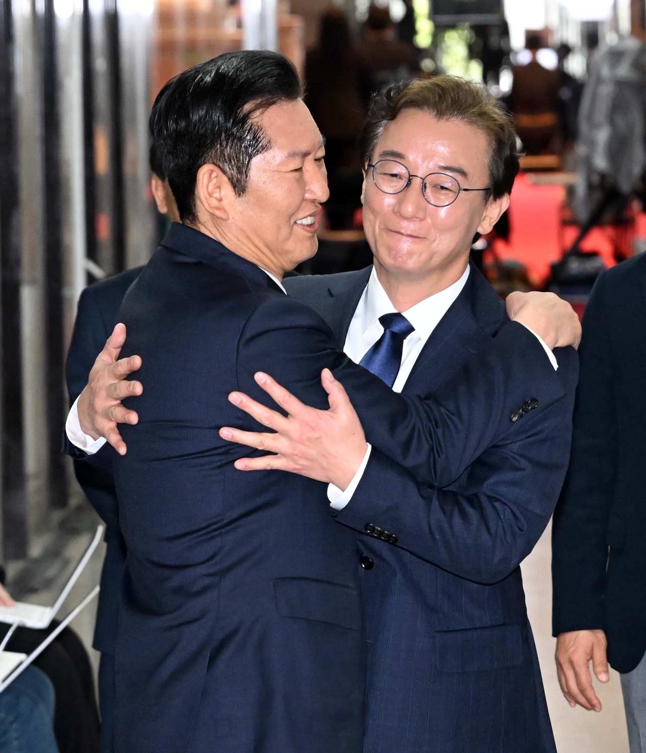 Democratic Party lawmaker Rep. Chun Jae-soo (right) is seen together with the party's chair Rep. Jung Chung-rae during their meeting at the National Assembly on Friday. (Lee Sang-sub/The Korea Herald)