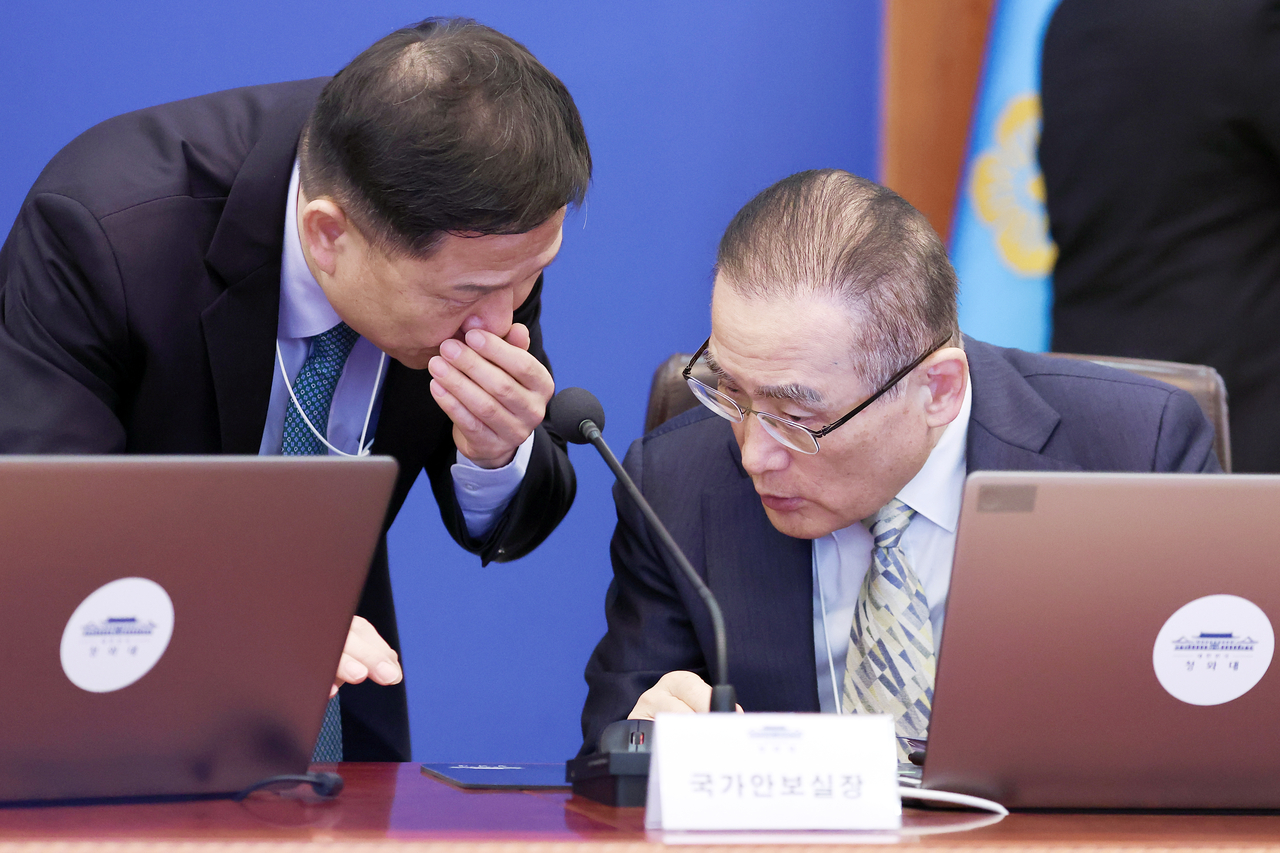 National Security Adviser Wi Sung-lac (right) and Second Vice Director Lim Woong-soon speak at a senior aides meeting at the presidential office in Seoul on March 6. (Joint Press Corps via Newsis)