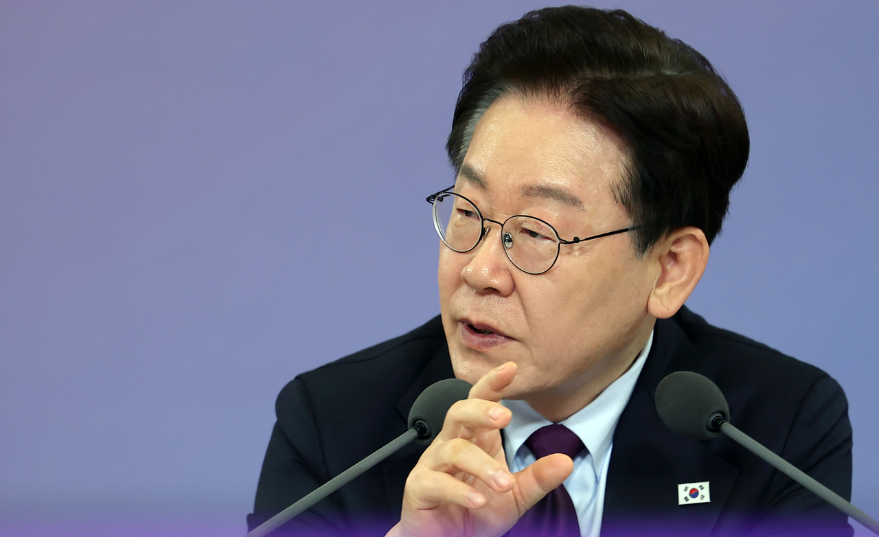 President Lee Jae Myung convenes a meeting at Cheong Wa Dae in Seoul on Thursday. (Yonhap)