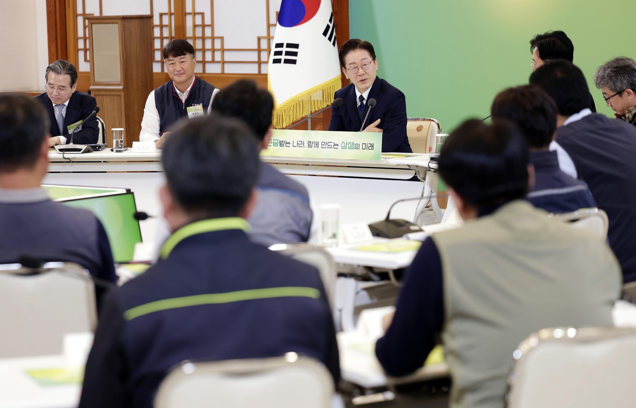 President Lee Jae Myung speaks during a meeting with leaders of the Korean Confederation of Trade Unions at the presidential office in Seoul, Friday. (Yonhap)