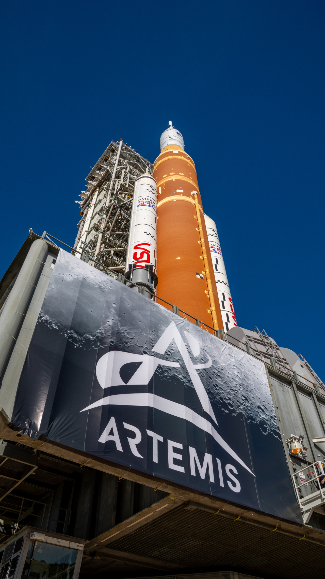 NASA 아르테미스2호가 미국 플로리다 케네디우주센터 발사대에 기립해있다.[NASA 제공]