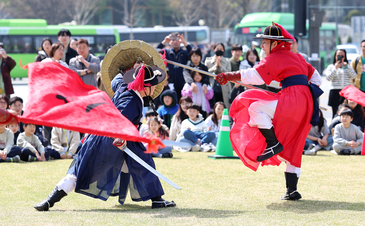 Visitors watch a reenactment of “Yeolmu,” a traditional military ritual from the Joseon Dynasty, at the Joseon State Council Site Square in Jongno-gu, central Seoul, Saturday. (Yonhap)