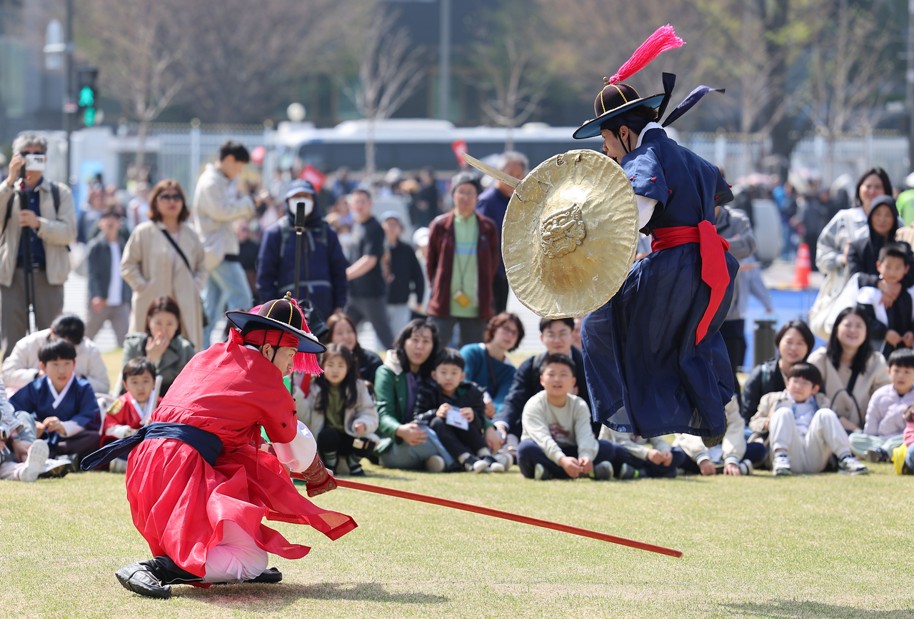 Visitors watch a reenactment of “Yeolmu,” a traditional military ritual from the Joseon Dynasty, at the Joseon State Council Site Square in Jongno-gu, central Seoul, Saturday. (Yonhap)
