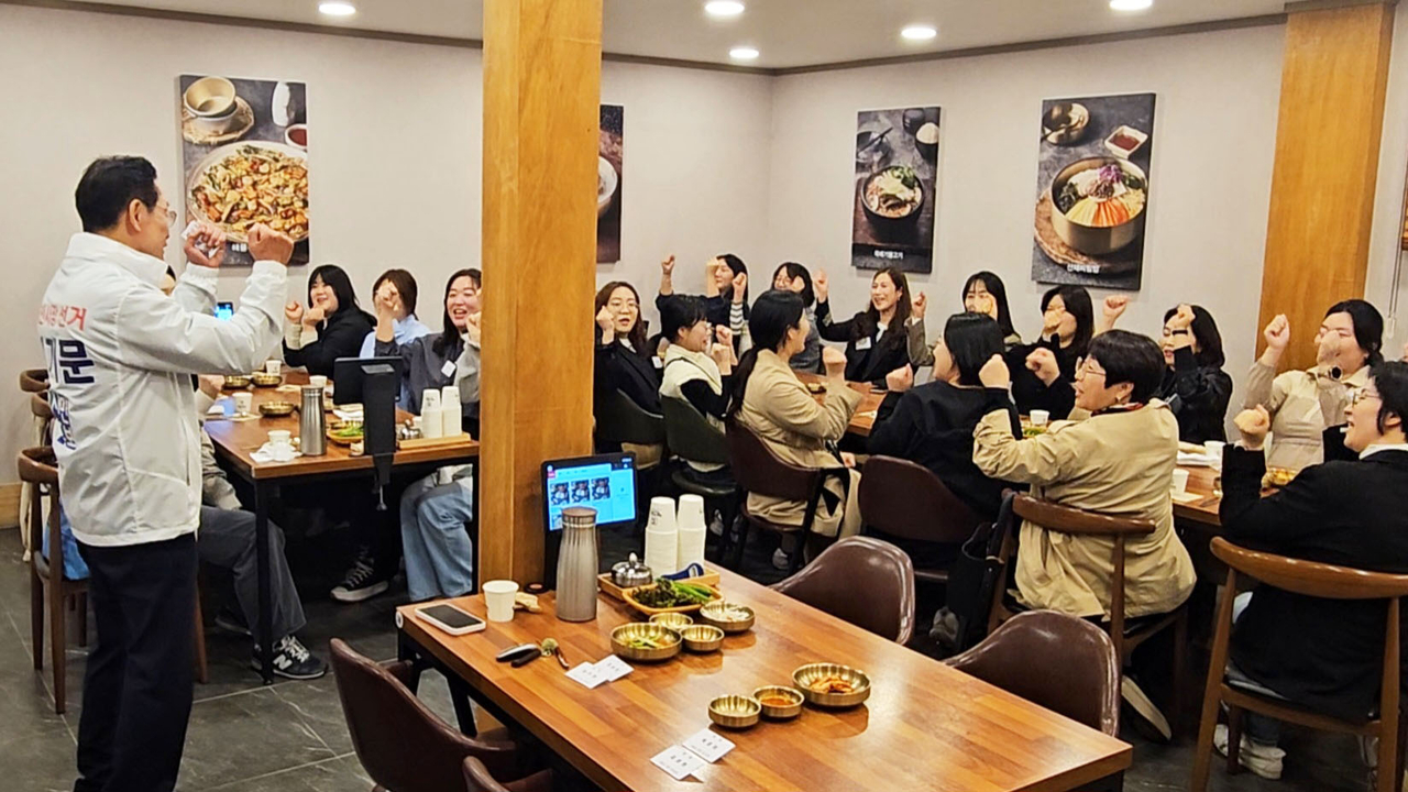 최기문 영천시장 예비후보가 지역 학부모들과 함께 영천 교육의 미래를 응원하며 파이팅을 외치고 있다.[최기문 예비후보 선거사무소 제공]