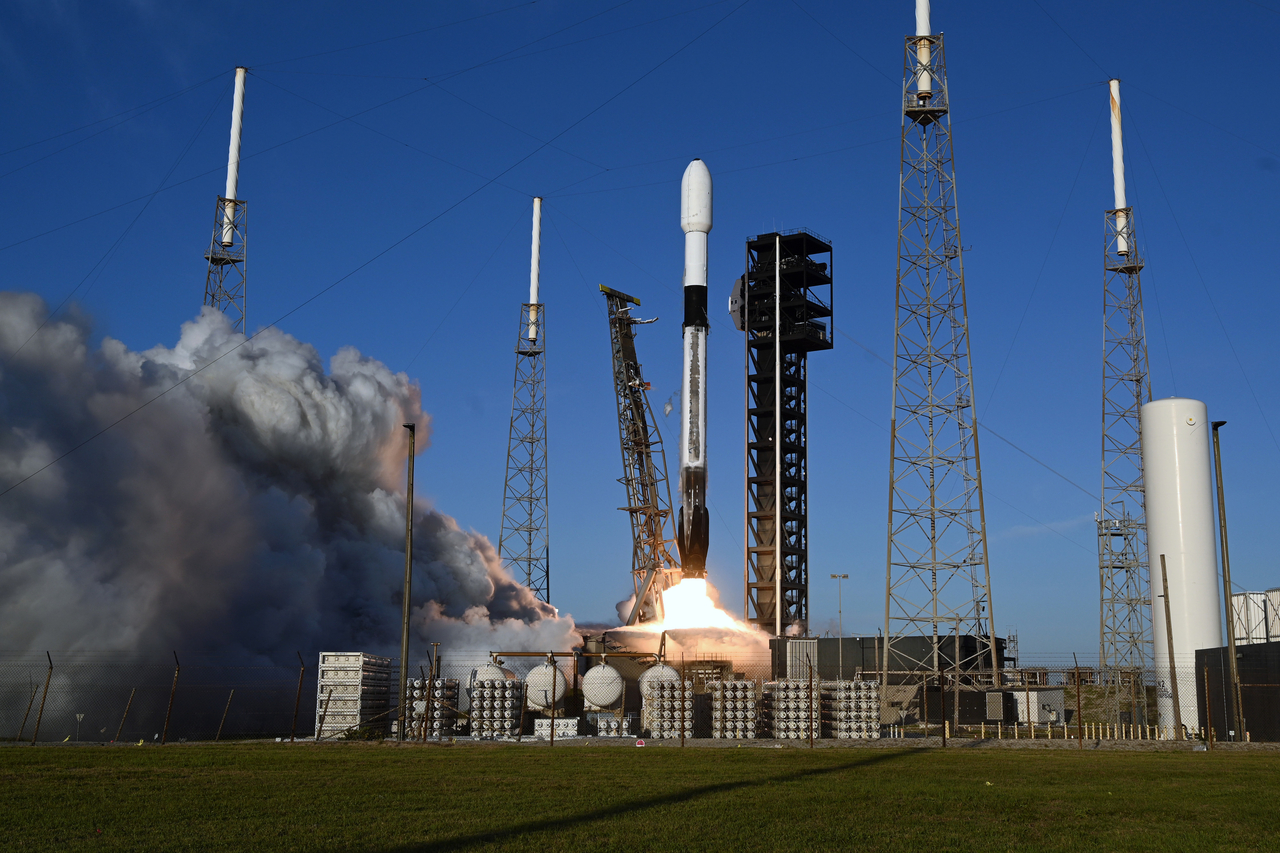 A SpaceX Falcon 9 rocket launches a Cygnus cargo spacecraft to the International Space Station from Cape Canaveral, Florida, Saturday. (Yonhap-UPI)