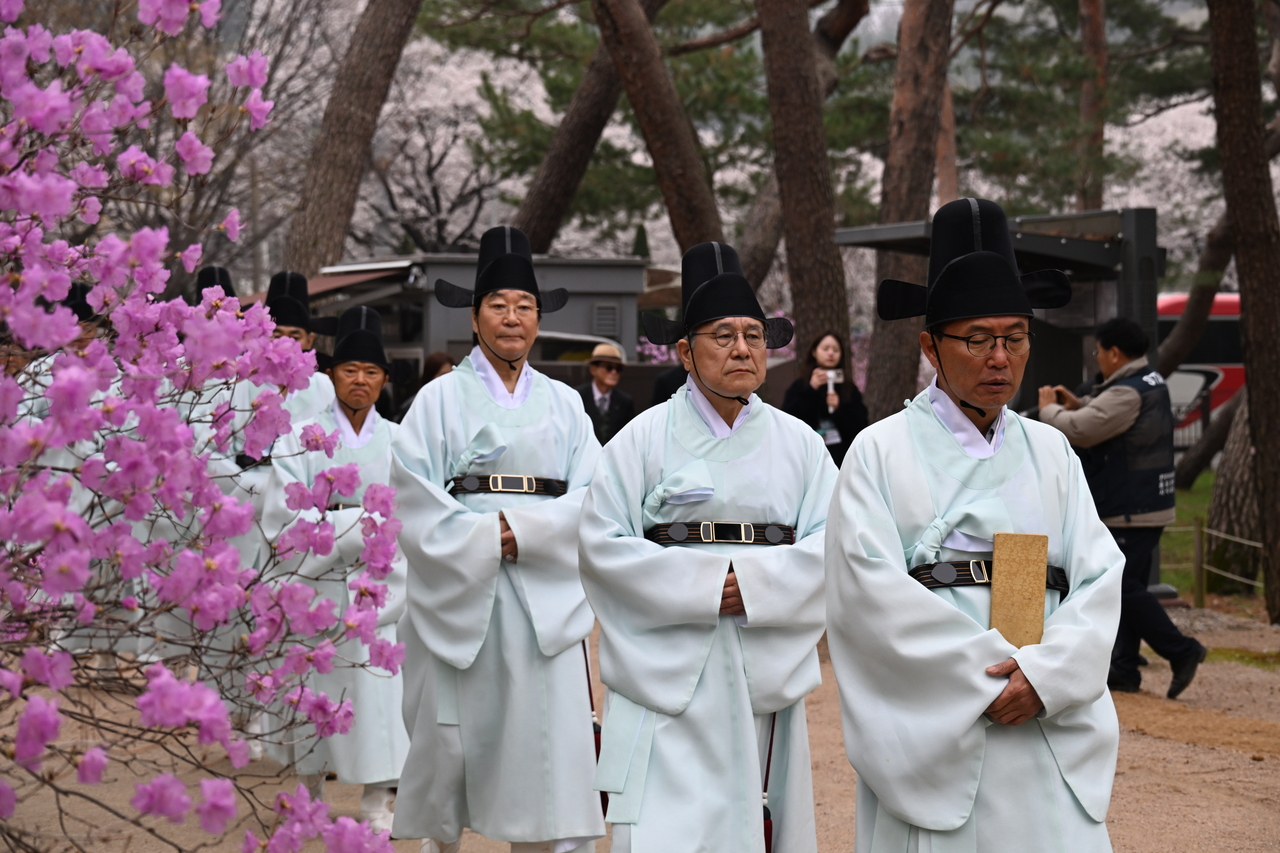 A memorial rite is held at Jangneung in Yeongwol, Gangwon Province, to mark the planting of wildflowers transplanted from Sareung in Namyangju, the burial site of Queen Jeongsun, on Saturday. (Korea Heritage Service)