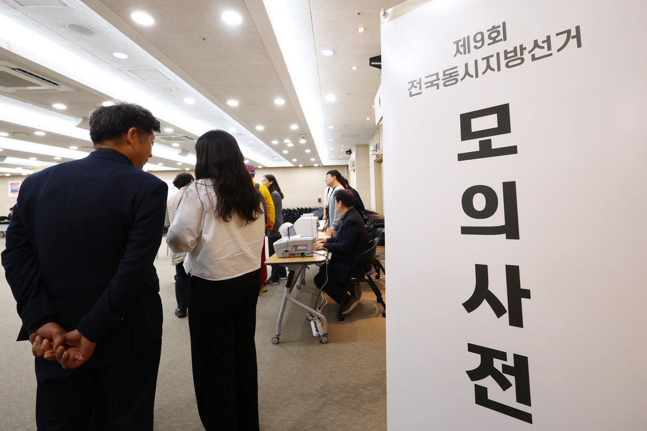 Participants take part in a mock early voting exercise ahead of a policy roundtable on ensuring voting rights for voters with disabilities in Yeongdeungpo-gu, Seoul, on April 10. (Yonhap)