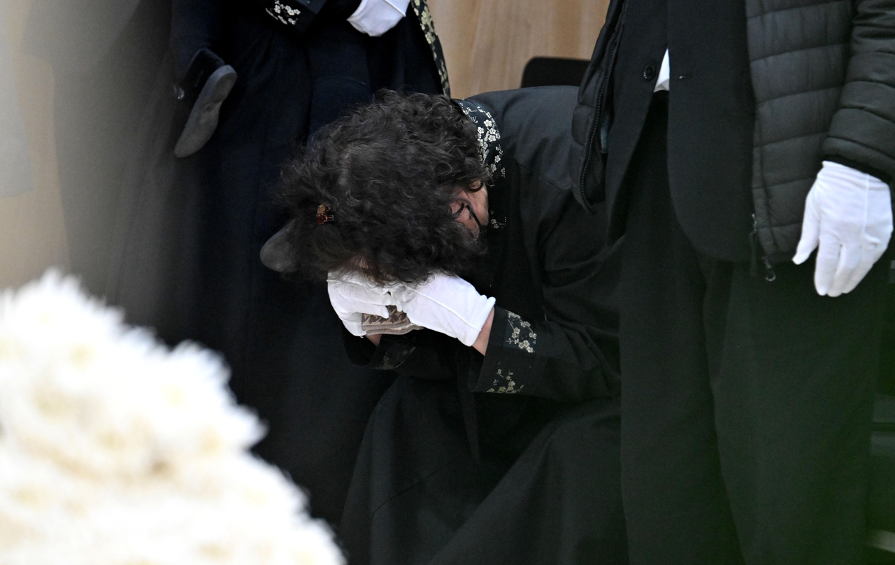 A bereaved family member weeps during a funeral at a hospital in Gyeonggi Province. This image is not directly related to the story. (Newsis)