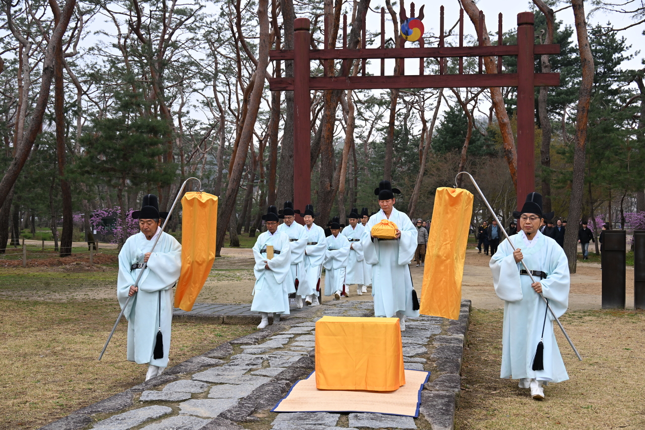 A memorial rite is held at Jangneung in Yeongwol, Gangwon Province, to mark the planting of wildflowers transplanted from Sareung in Namyangju, the burial site of Queen Jeongsun, on Saturday. (Korea Heritage Service)