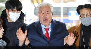 전광훈, 보석으로 나오더니 광화문서 “이겼다…우린 영적 전쟁 중”