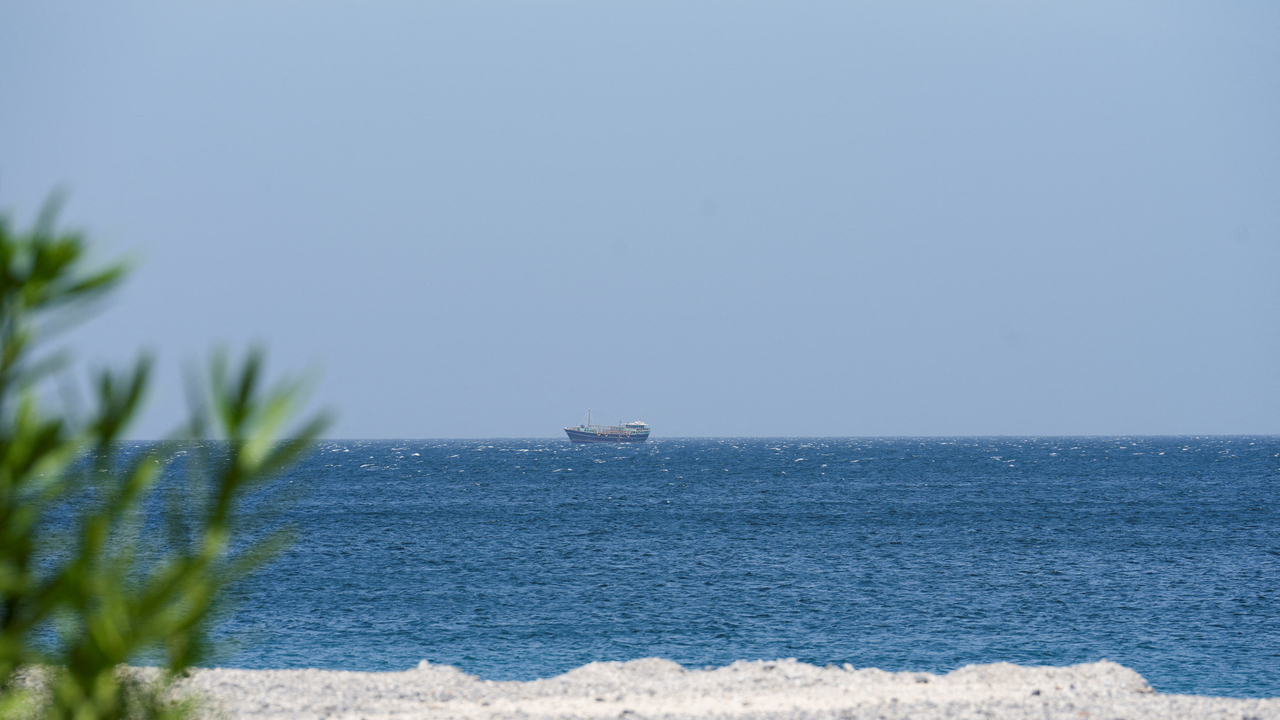 A boat is off the coast of Musandam governorate, overlooking the strait of Hormuz, in Musandam governance, in Oman, Wednesday. (Reuters-Yonhap)
