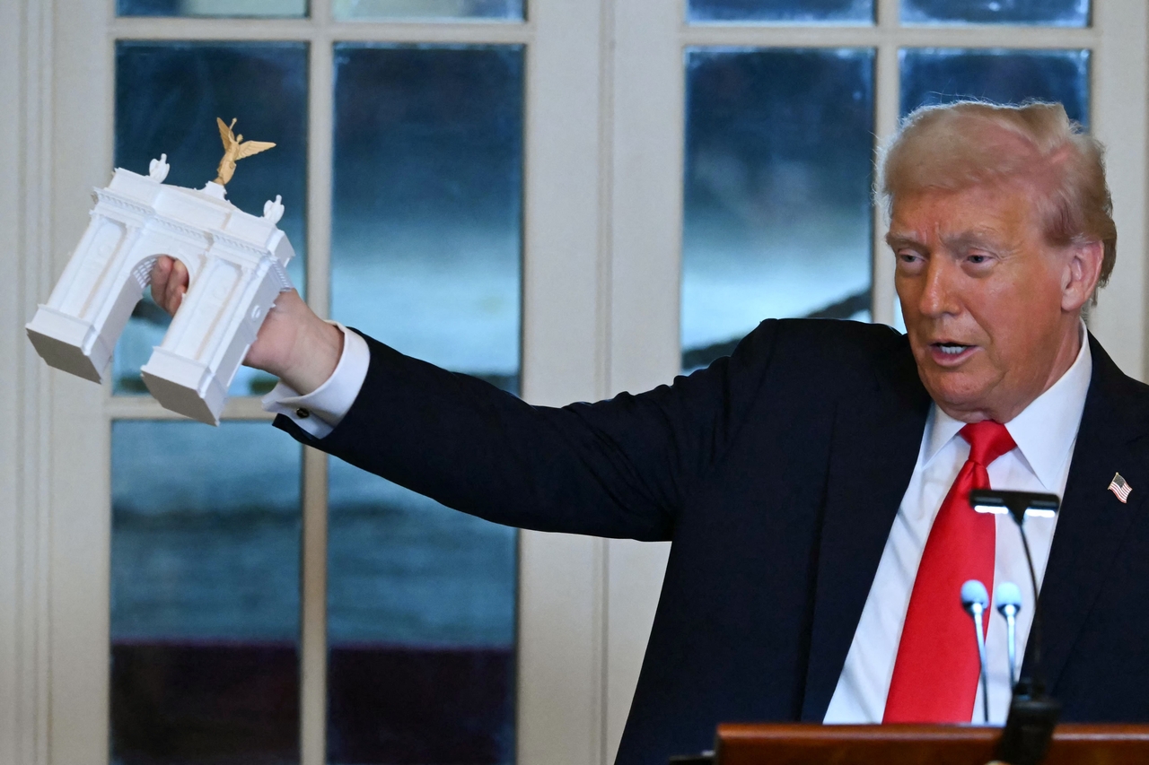 US President Donald Trump holds up a model for a proposed "Independence Arch," at the White House in Washington, Oct. 15, 2025. 　  (AFP-Yonhap)