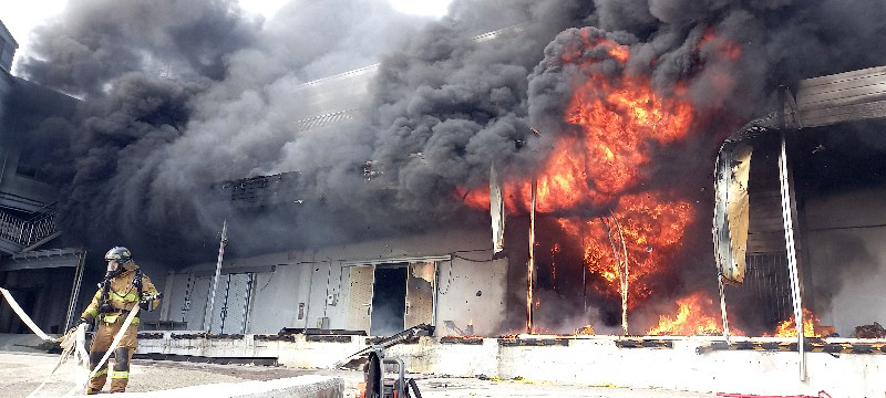 A firefighter works to extinguish a blaze at a seafood processing company’s cold storage facility in Gunoe-myeon, Wando County, South Jeolla Province, on April 12.  (Yonhap)