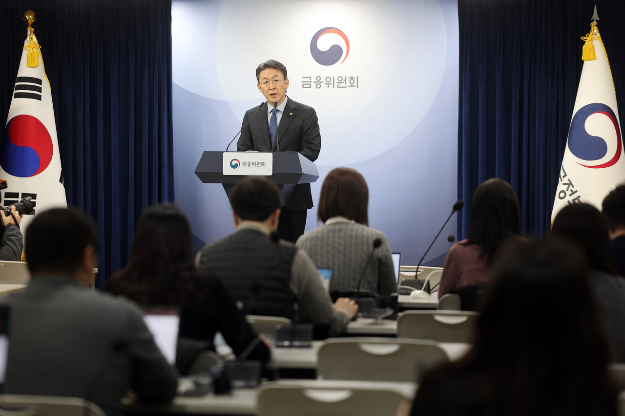 Financial Services Commission Vice Chairman Kwon Dae-young announces measures to reform delisting rules for the swift and strict removal of underperforming firms at the Government Complex Seoul in Jongno-gu, central Seoul, on Feb. 12. (Yonhap)