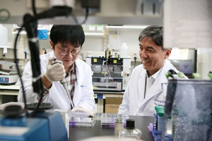 "노화 자체를 제어한다"...패러다임 바뀌는 '역노화 연구' - 뉴스 썸네일 이미지