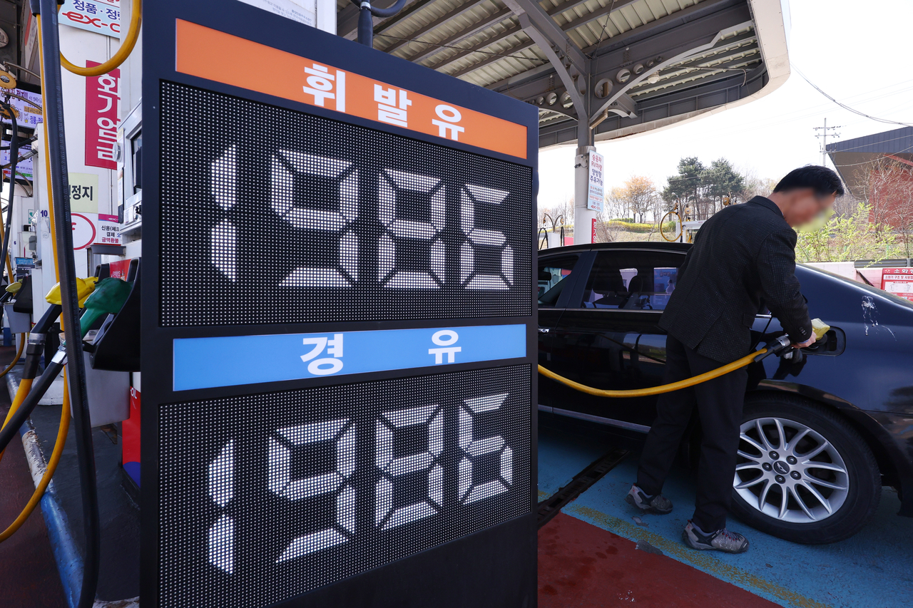 The pace of increases in nationwide fuel prices slowed sharply Sunday, while diesel prices in Seoul remained flat from the previous day. According to the Korea National Oil Corp.’s Opinet system, the average gasoline price at gas stations nationwide stood at 1,992.3 won per liter as of 9 a.m., up 0.7 won from a day earlier. The photo shows a gas station in Seoul. (Yonhap)