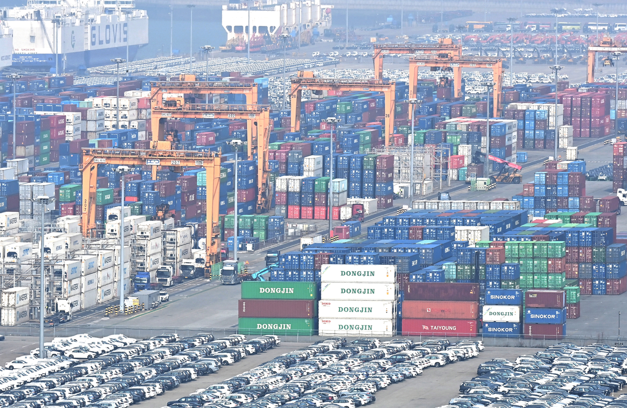 Containers are stacked at a port in Pyeongtaek, south of Seoul on Apr. 1. (Newsis)