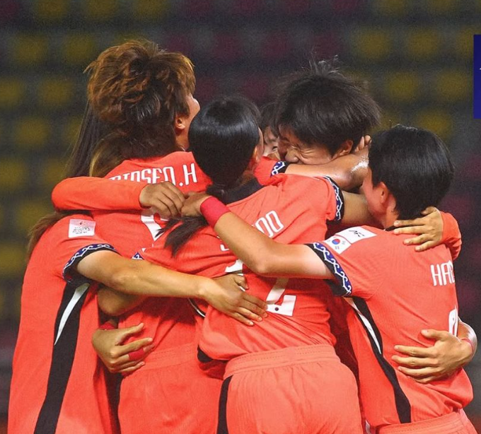 South Korea’s national soccer team members celebrate defeating Thailand to advance to the semifinals of the AFC U-20 Women's Asian Cup.   (Korea Football Association)