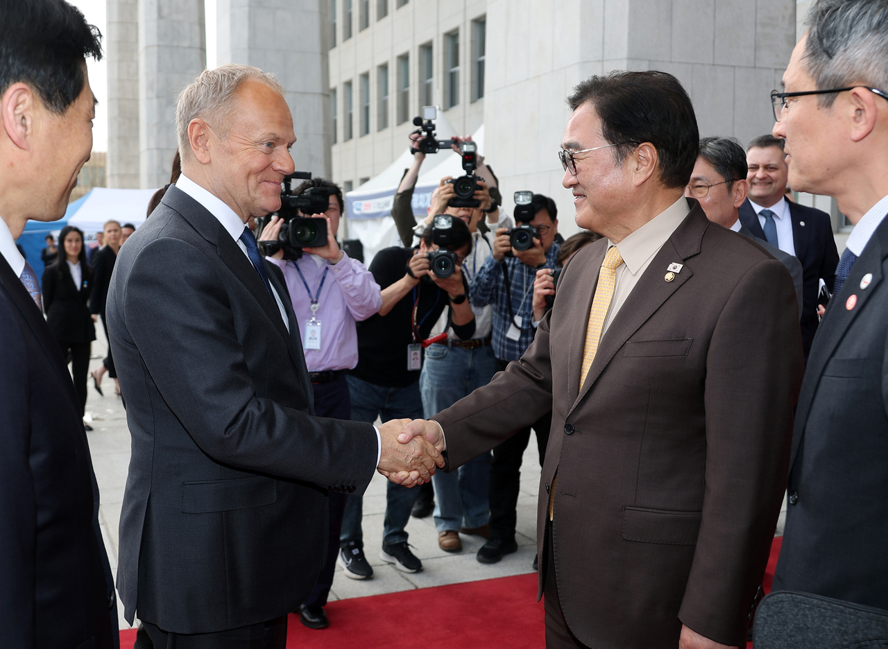 National Assembly Speaker Woo Won-shik (right) greets Polish Prime Minister Donald Tusk at the National Assembly on Monday. (Yonhap)