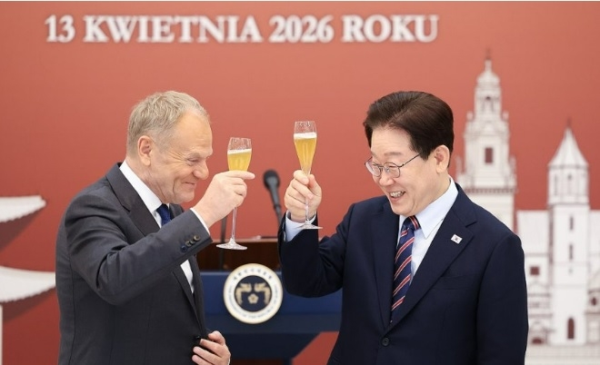 リ・ジェミョン大統領とドナルトトスクポーランド総理が 13日青瓦台で開かれた公式訪韓歓迎午餐で乾杯している. [青瓦台通信社珍奇紫檀]