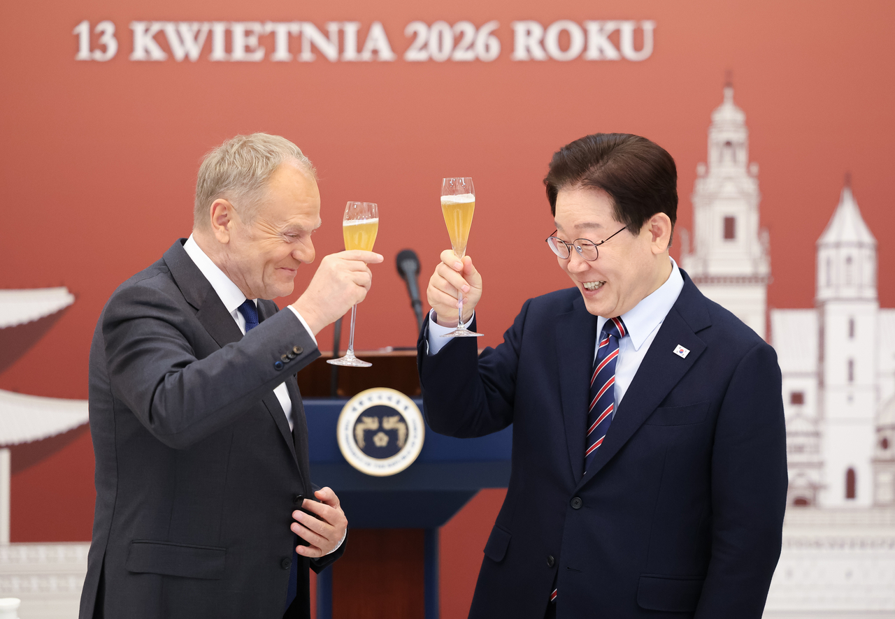 President Lee Jae Myung (right) and Polish Prime Minister Donald Tusk raise a toast during an official luncheon welcoming Tusk to South Korea at Cheong Wa Dae in Seoul on Monday. (Pool photo via Yonhap)