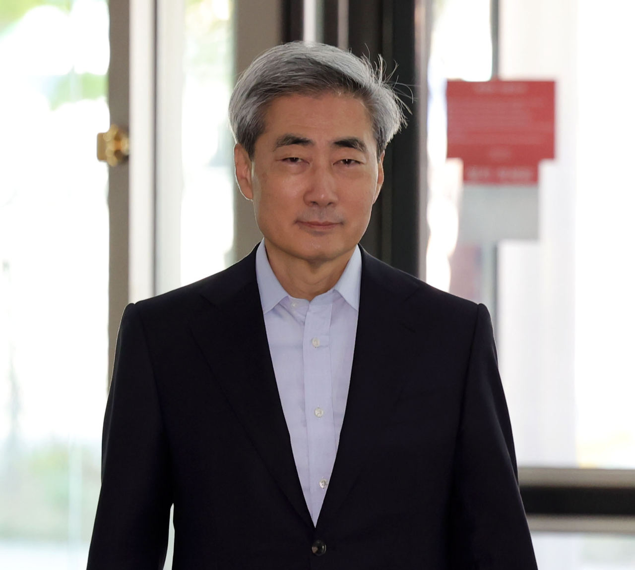 Shin Hyun-song, nominee for Bank of Korea governor, arrives at his confirmation hearing preparation office in central Seoul on Monday. (Newsis)