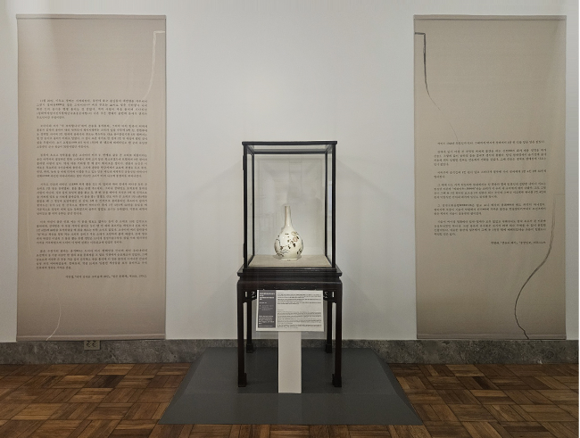 Installation view of "White Porcelain Bottle with Grass and Insect Design in Underglaze Iron, Copper, and Cobalt Blue" at Kansong Museum of Art in Seoul (Kansong Art and Culture Foundation)