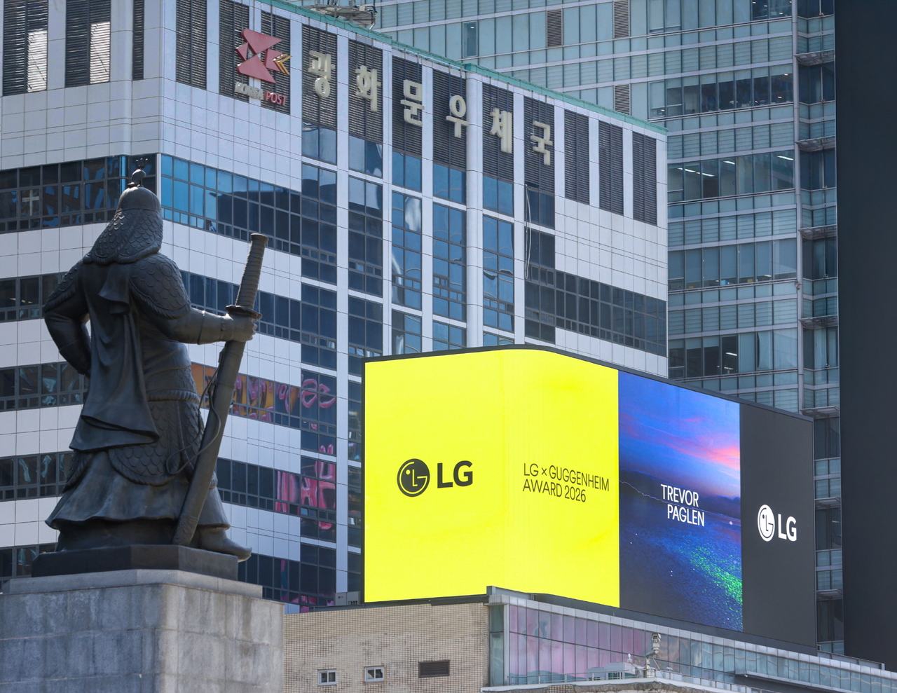 A celebratory video for Trevor Paglen, awardee of the LG Guggenheim Award, is displayed on an LG screen at Gwanghwamun Square in Seoul on Monday. (LG Corp.)