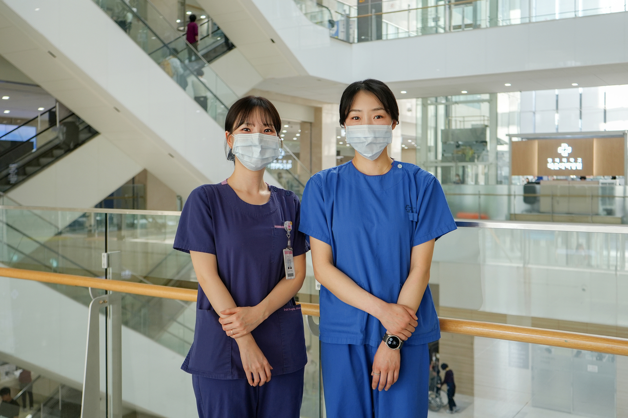Haeundae Paik Hospital nurses Lee Na-young (left) and Kim Na-hyun. (Haeundae Paik Hospital)