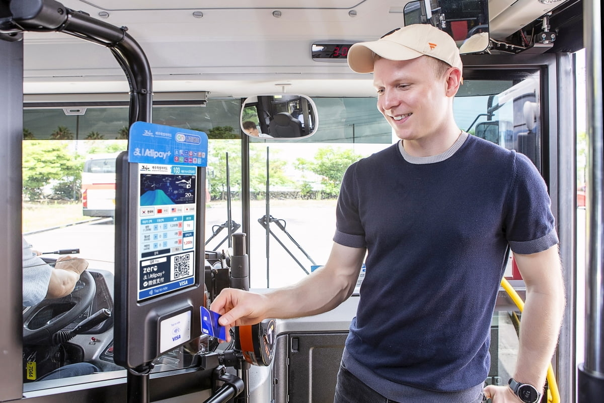 Jeju Island’s open-loop transit system allows overseas-issued Visa cards to be used on public transportation without the need for a separate transit card. (Visa Korea)