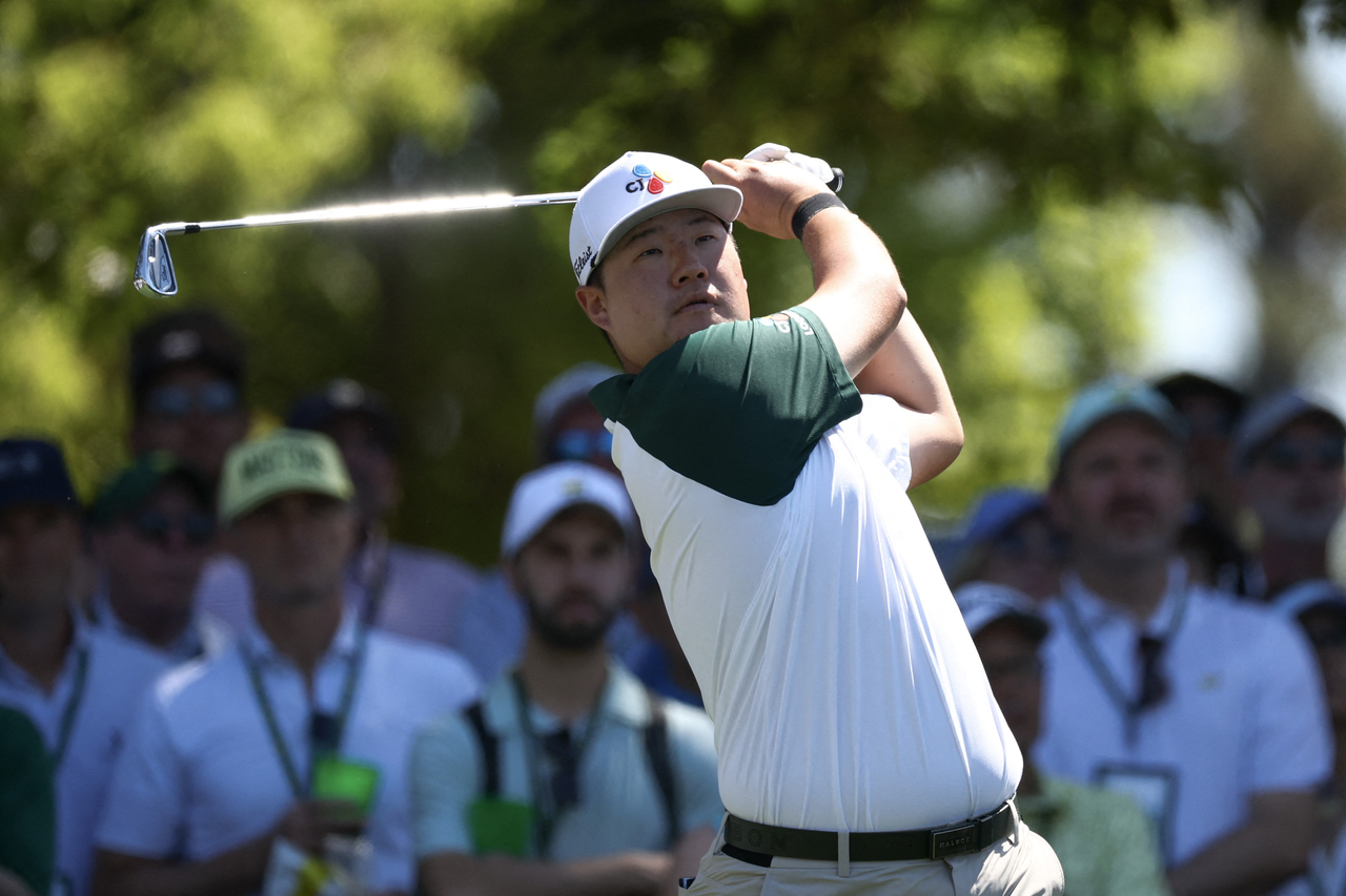 Im Sung-jae of South Korea tees off on the fourth hole during the final round of the Masters at Augusta National Golf Club in Augusta, Georgia on Sunday. (Getty Images)