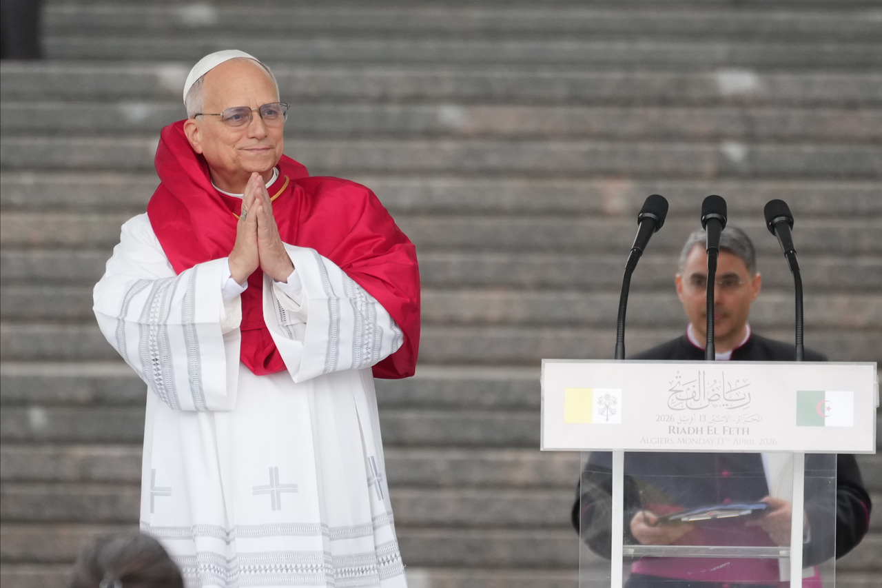 Pope Leo XIV arrives at Maqam Echahid Martyrs' Monument in Algiers, Monday, on the first day of an 11-day apostolic journey to Africa. (AP-Yonhap)