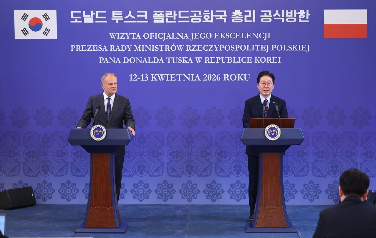 President Lee Jae Myung (right) and Polish Prime Minister Donald Tusk deliver a joint press statement at Cheong Wa Dae in Seoul on Monday. (Yonhap)