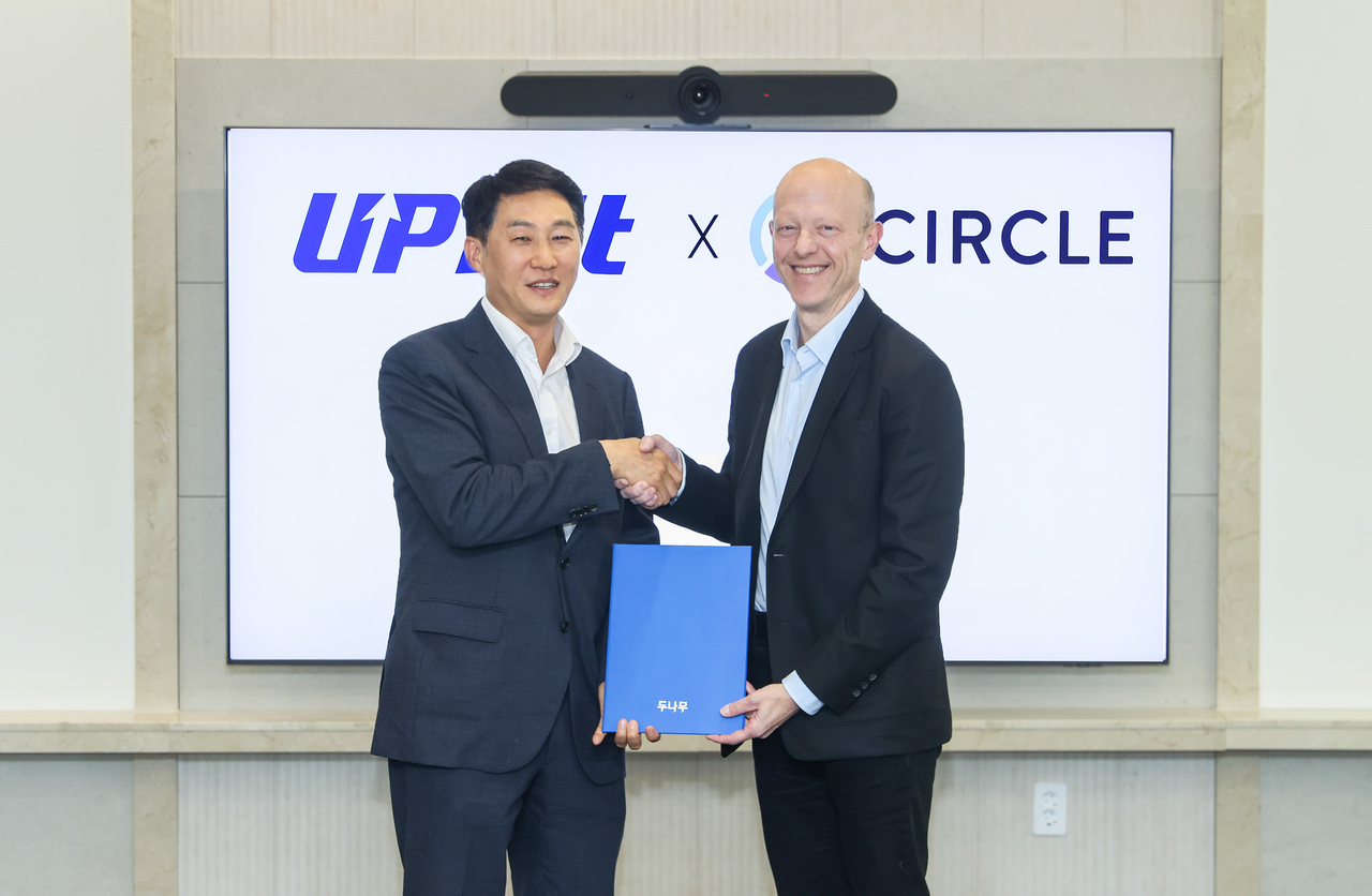 Dunamu CEOOh Kyung-seok (left) and Jeremy Allaire, founder and CEO of Circle, pose for a photo during an MOU signing ceremony held in Seoul on Monday. (Dunamu)