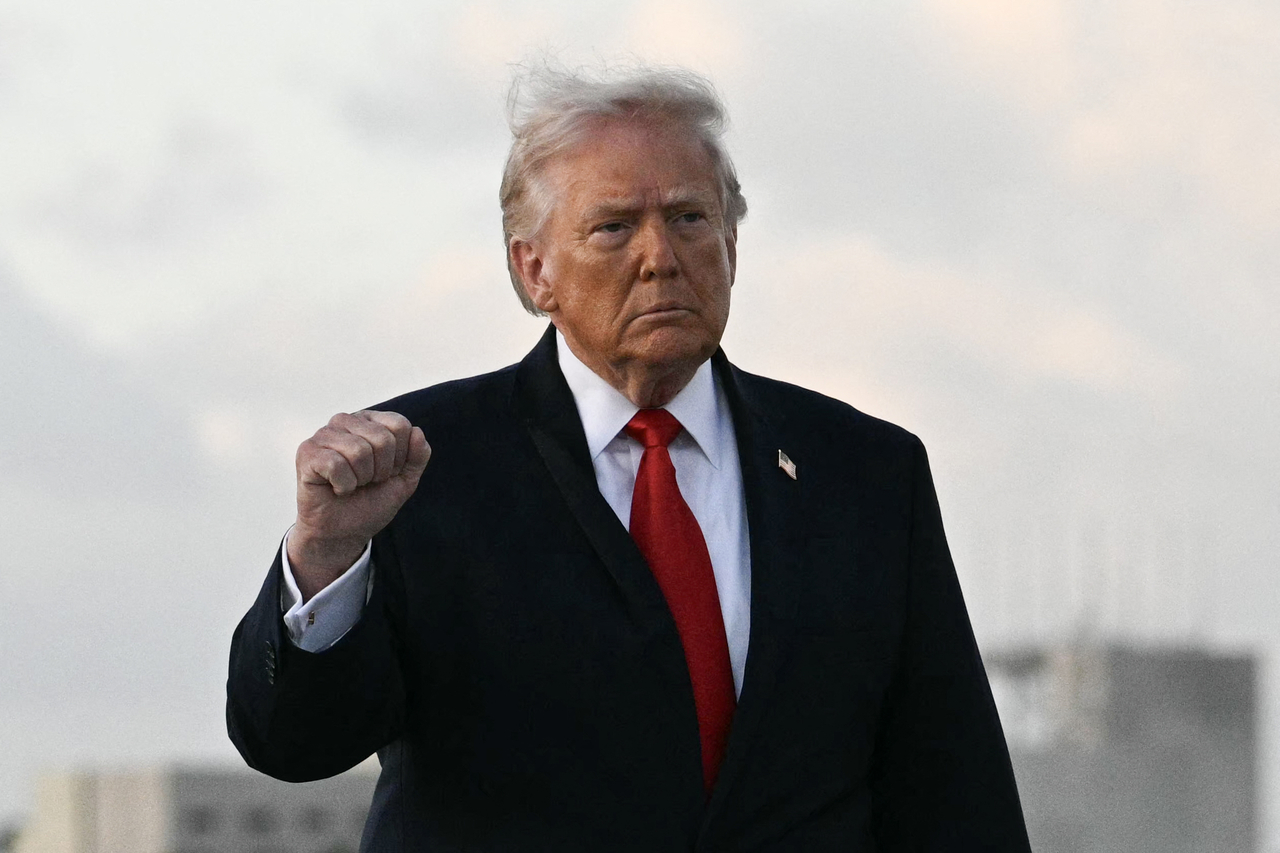 US President Donald Trump makes a fist upon arrival at Miami International Airport in Miami on April 11, 2026. (AFP-Yonhap)