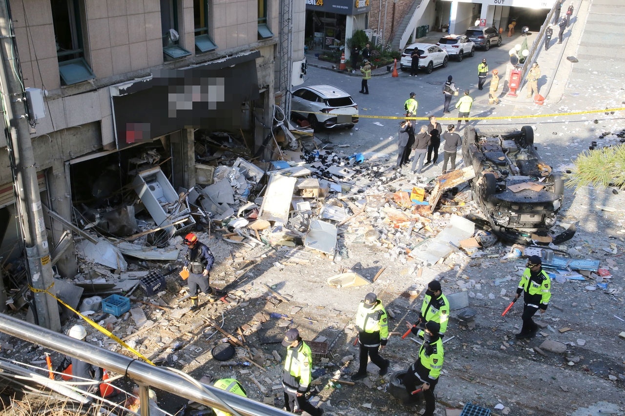 The site of an explosion, believed to have been caused by a gas leak, at a commercial building in Bongmyeong-dong, Cheongju, North Chungcheong Province, on April 13. (Newsis)