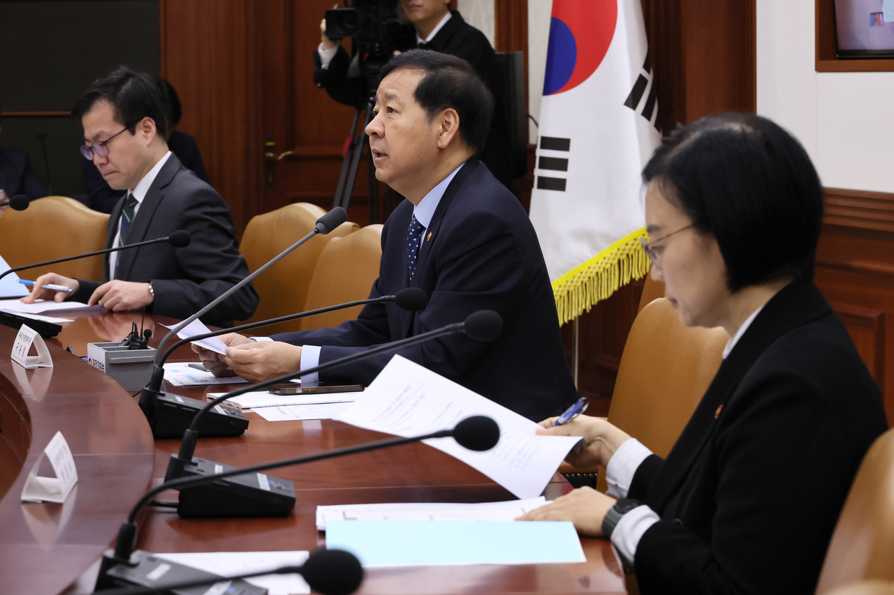 Finance Minister Koo Yun-cheol (C) speaks during a meeting of the Economic Development Cooperation Fund management committee at the government complex in Seoul on Monday. (Yonhap)