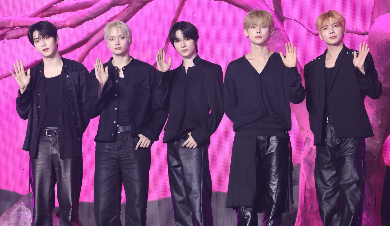 Tomorrow X Together poses during a media showcase held at Korea University Hwajeong Gymnasium in northern Seoul, Monday. (Yonhap)