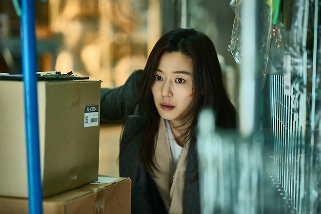 Jun Ji-hyun stars in "Colony" (Showbox)