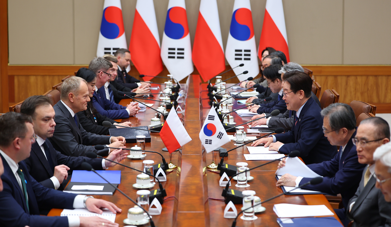 President Lee Jae Myung (fourth from right) and Polish Prime Minister Donald Tusk (third from left) hold expanded summit talks at Cheong Wa Dae in Seoul on Monday. (Yonhap)